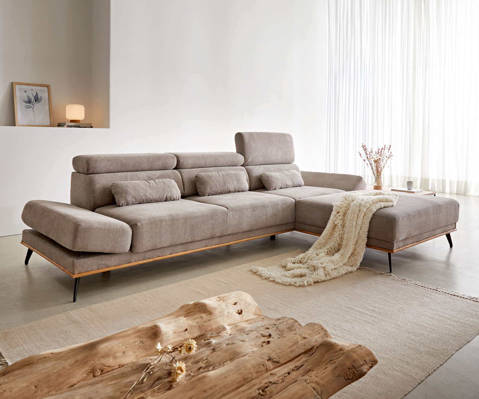 DELIFE Ecksofa Evelio 320×200 Mikrofaser Taupe Ottomane rechts elektrische Sitztiefenverstellung, Ecksofas