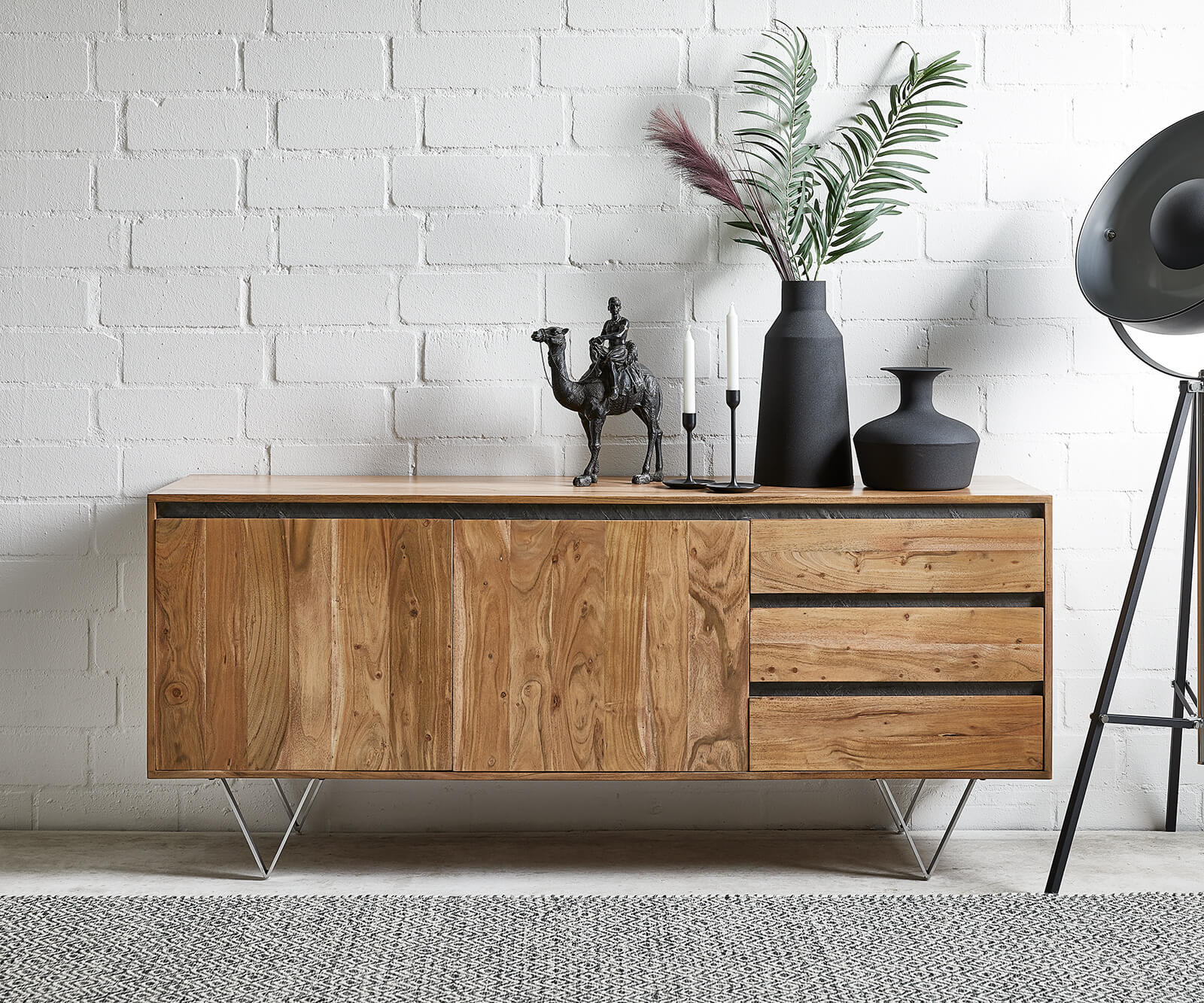 DELIFE Sideboard Stonegrace 175×45 cm Akazie Natur Schiefer 2 Türen 3 Schübe Fuß 20 cm, Sideboards