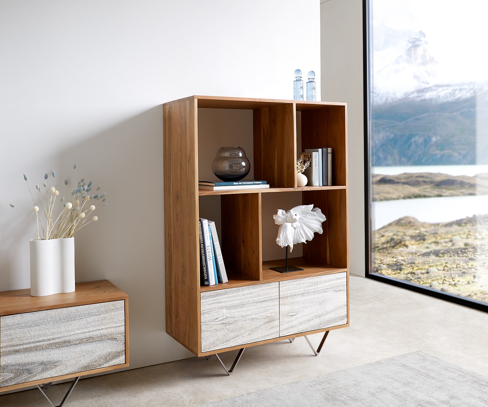 DELIFE Highboard Kleo 90×130 cm Akazie Natur 2 Türen V-Fuß Edelstahl, Highboards